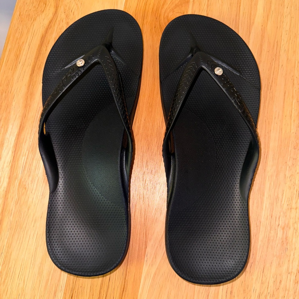 Archie’s footwear women’s flip flops EUC